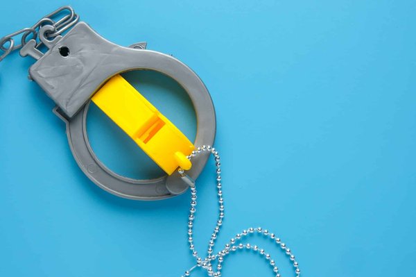 What are the legal guidelines for UK businesses to implement a whistleblowing policy?